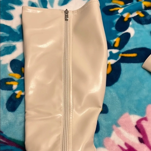 🆕 Cream Heeled Boots with Glossy Finish size 10.5 - Picture 3 of 11